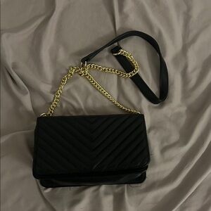 Chic Black Chevron Crossbody Bag with Gold Chain
